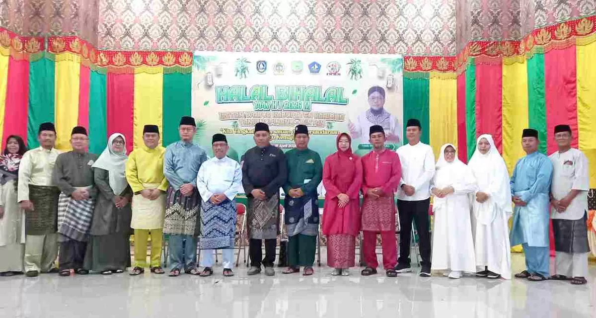Sekda Tanjungpinang Zulhidayat foto bersama pengurus IWKK saat acara halal bihalal. (Foto:Diskominfo Tanjungpinang)