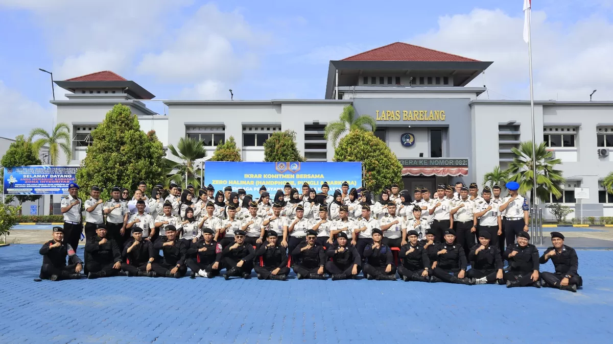Yosafat Rizanto, dan seluruh jajaran pejabat, petugas, hingga peserta magang saat deklarasi Zero Halinar (Muhammad Kamil)