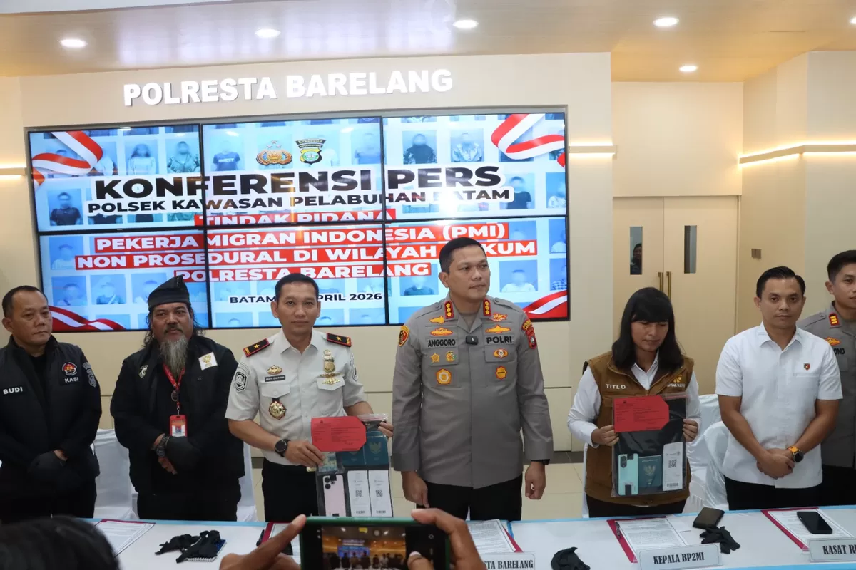 Kapolresta Barelang, Kombes Pol Anggoro Wicaksono, menggelar konferensi pers terkait Penyelundupan 43 PMI Ilegal ke Malaysia.(ria fahrudin (Muhammad Kamil)