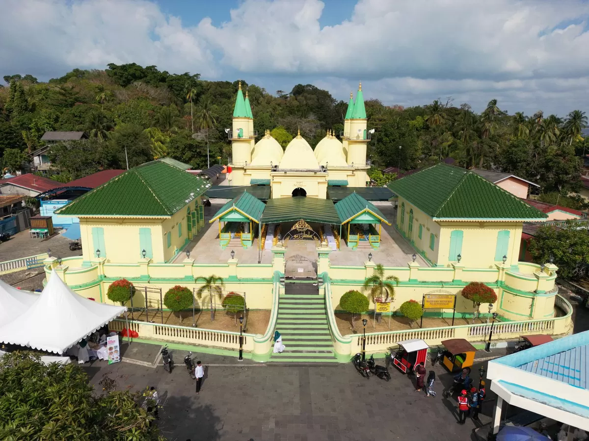 Masjid di Pulau Penyengat salah satu aset wisata religi yang banyak dikunjungi wisatawan.(Foto:dok. Diskominfo Kepri)