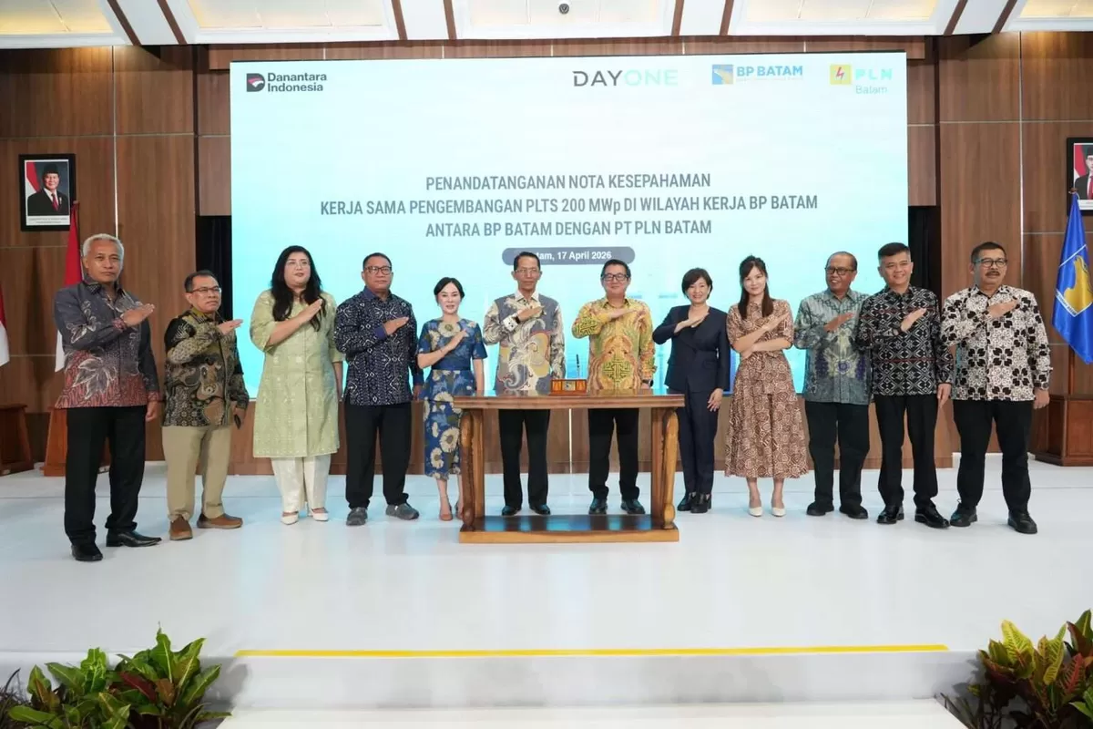 Foto bersama usai penandatanganan PJBTL Pelanggan Data Center Terbesar di Indonesia dengan kapasitas 511 MVA antara PT. PLN Batam dengan  PT Digitalland Service One (DayOne). (Foto Humas BP Batam)