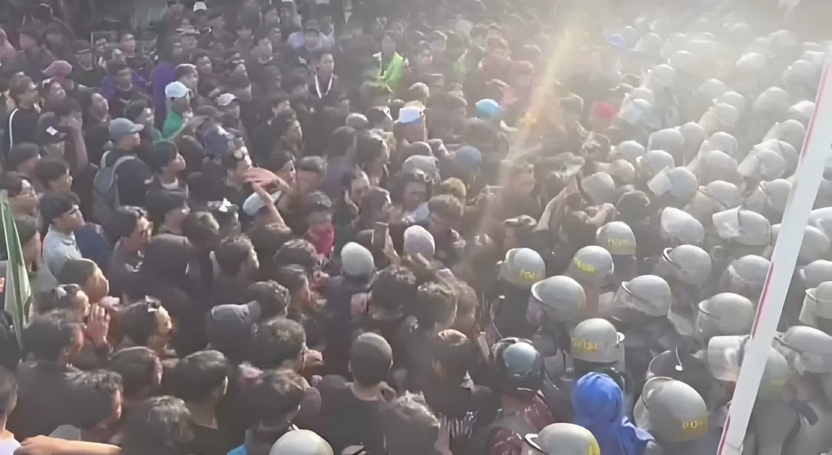 Momen viral massa bergerak mundur sebelum terjadi aksi dorong dengan aparat saat demo di depan Kantor Gubernur Kaltim, 21 April 2026. (Instagram/narasikaltim)