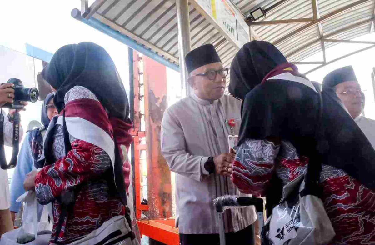 Walikota Tanjungpinang Lis Darmansyah saat melepass CJH di Pelabuhan Internasional Sri Bintan Pura Tanjungpinang.(Foto:Diskominfo Tanjungpinang)
