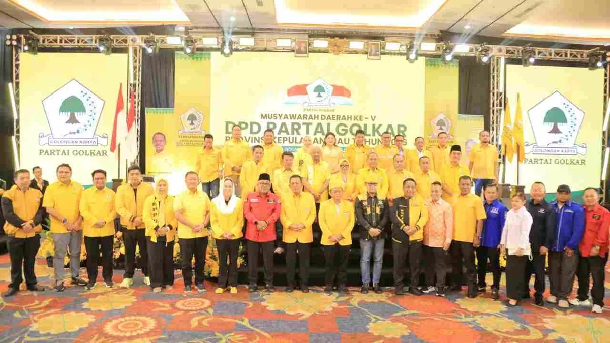 Walikota Tanjungpinang Lis Darmansyah foto bersama peserta Musda DPD Parai Golkar Provinsi Kepri. (Foto:Diskoinfo Tanjungpinang)