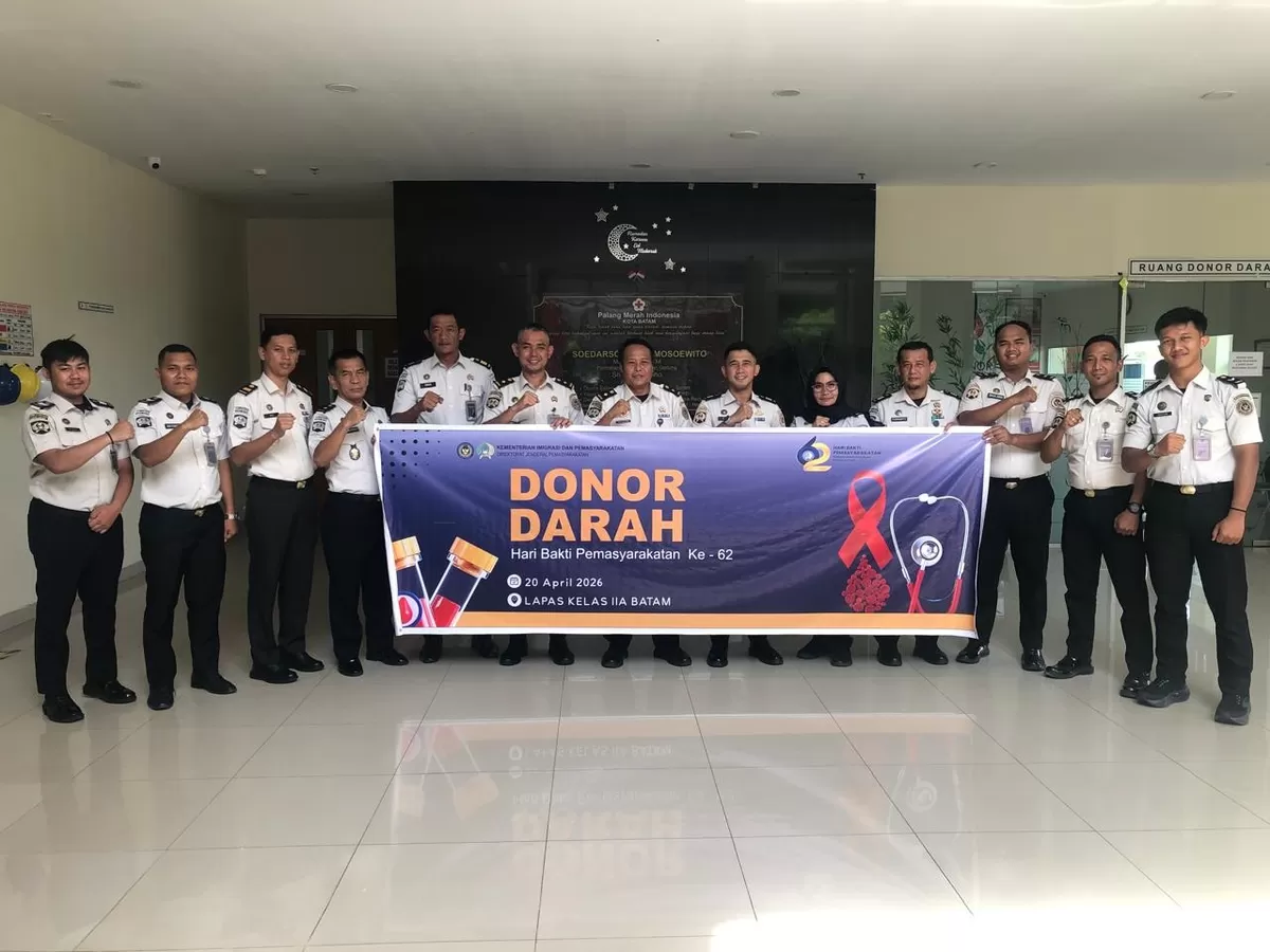 Kepala Lapas Kelas IIA Batam, Yosafat Rizanto, bersama pegawai Lapas Kelas IIA Batam foto bersama usai menggelar aksi donor darah dalam menyabut HBP ke 62.(foto:ist)
