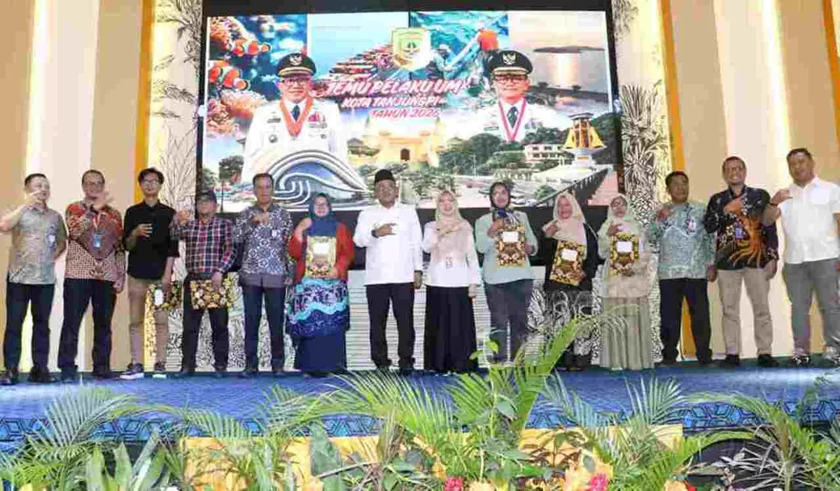 Walikota Tanjungpinang Lis Darmansyah foto bersama saat hadir diacara Rapat Koordinasi Temu Pelaku UMKM di Hotel Alltrue. (Foto:Diskominfo Tanjungpinang)
