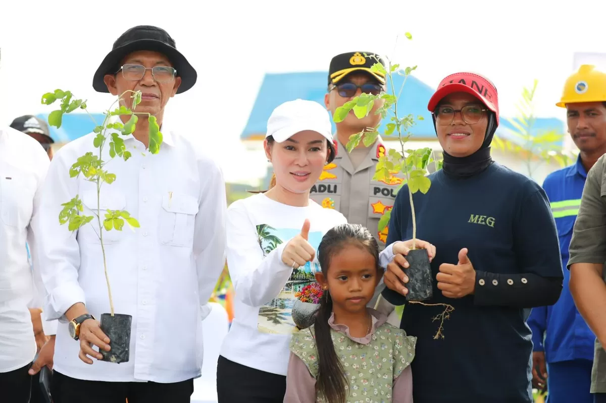 Kepala BP Batam Amsakar Achmad bersama Wakil Kepala BP Batam Li Claudia Chandra saat melakukan aksi Gema Batam ASRI dan goro bersama masyarakat dipusatkan di Kawasan Rempang Eco City. (Foto: Diskominfo Batam)