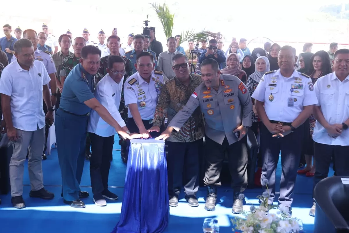 Kepala Bakamla RI Laksdya TNI Irvansyah didampingi Kapolda Kepri Irjen Pol. Asep Safrudin dan Wagub Kepri Nyanyang Haris Pratauara, bersama pejabat daerah lainnya meresmikan tiga zona Bakamla secara langsung di Batam.(Foto:Humas Polda Kepri)
