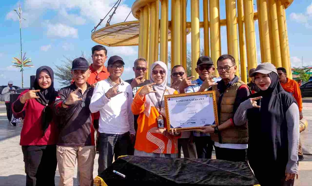Wawako Raja Ariza bersama Kepala BPS Kota Tanjungpinang Yulia Tri Mardani dan Pejabat Pemko Tanjungpinang foto bersama usai penandatanganan penandatanganan komitmen Satu Data Indonesia (SDI).(Foto:Diskominfo Tanjungpinang)