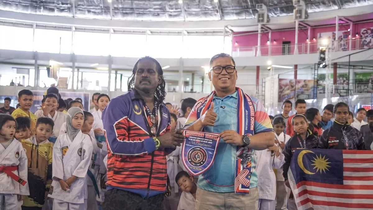 Wagub Kepri foto bersama kontingen dari Negeri Malaysia usai membuka Kejuaraan Karate Open 2026 . (Foto:Diskominfo Kepri)