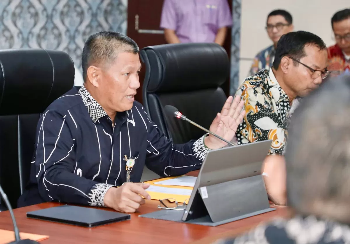 Sekda Batam, Firmansyah, saat memimpin rakor terkait efisiensi anggaran dan rencana penjabaran kedua APBD Tahun Anggaran 2026. (Foto:Diskominfo Batam)