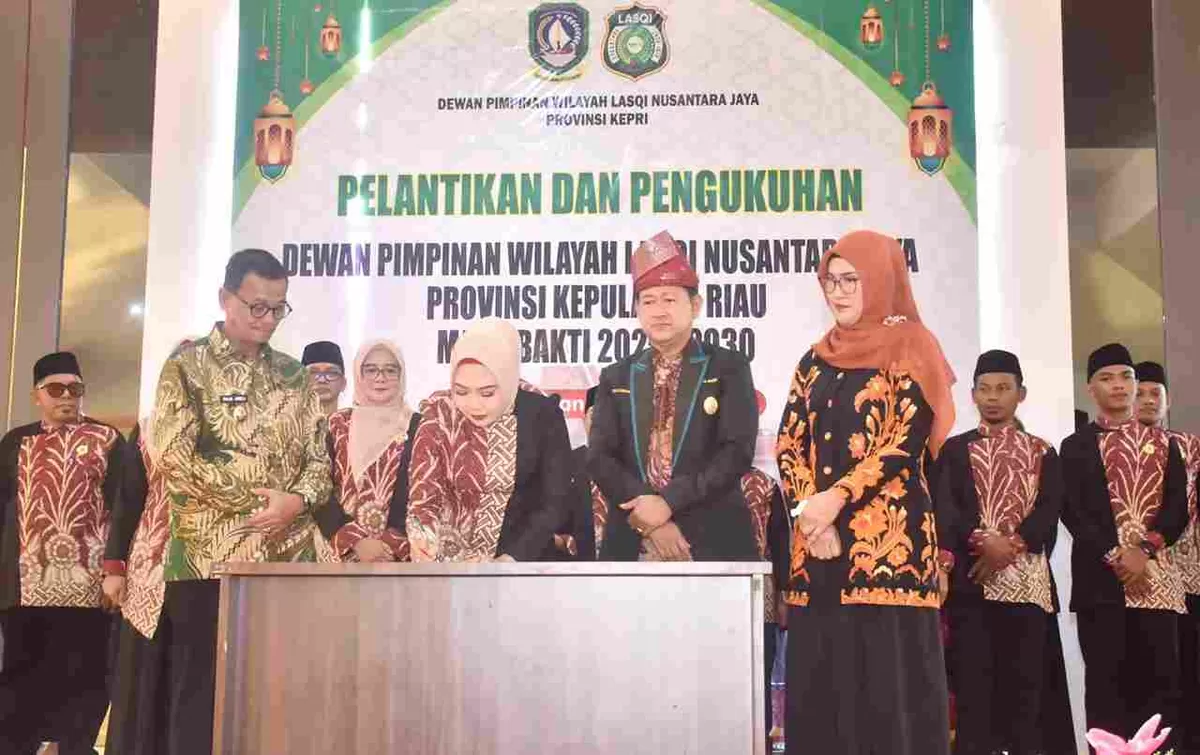 Ketua DPW LASQI Provinsi Kepri terpilih, Weni Lis Darmansyah saat mendatangani berita cara pelantikan disaksikan Sekjen DPP LASQI Nusantara Jaya, Drs Inu Aminuddin. (Foto:Diskominfo Tanjungpinang)