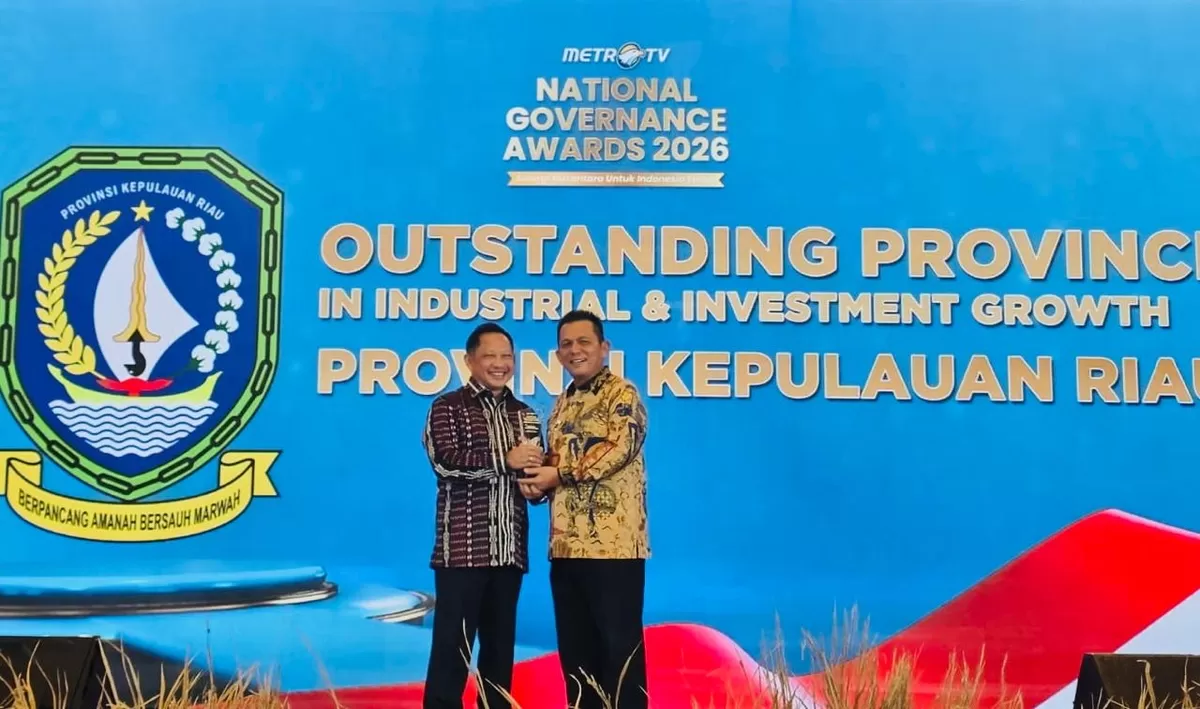 Gubernur Kepri Ansar Ahmad saat menerima tropi dari Mendagri RI Tito Karnavian pada ajang National Governance Awards 2026 yang digelar di The Ritz-Carlton Jakarta.(Foto:Diskominfo Kepri)