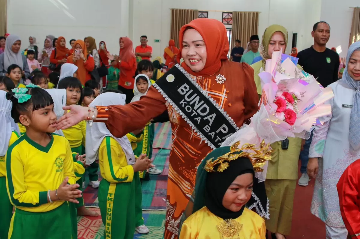 Bunda PAUD Kota Batam, Erlita Amsakar menyapa anak-anak saat berkunjung ke TK Ibnu Sina.(Diskominfo Batam)