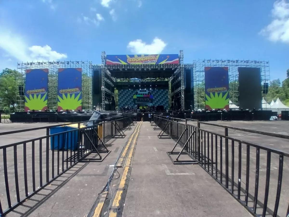 Panggung Utama Konser Soundria fest 3.0 di Lapangan Temenggung Abdul Jamal siap di gelar mendatangkan sederetan artis ternama Ibukota. Muhammad Kamil)