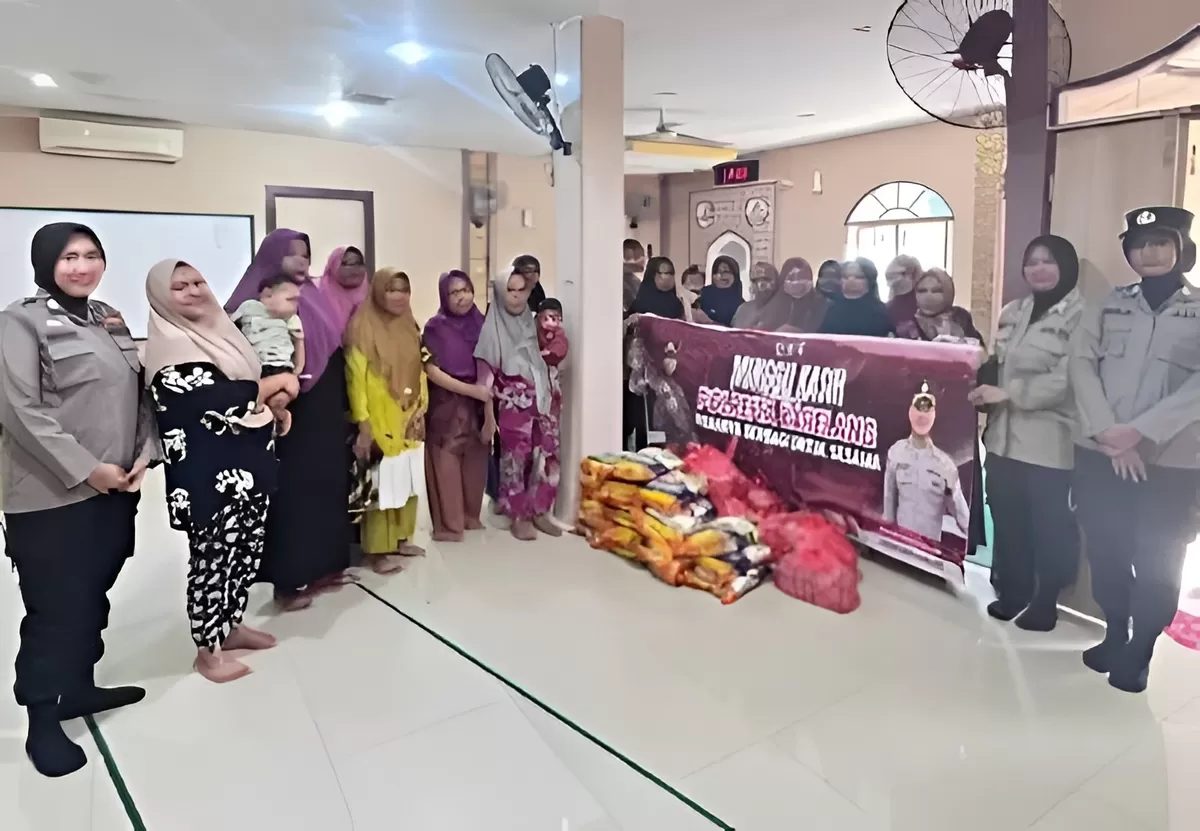 Ipda Lince Ria Saragih photo bersama usai salurkan pembagian sembako di Baloi Kolam Sungai Panas (Humas Polresta Barelang)