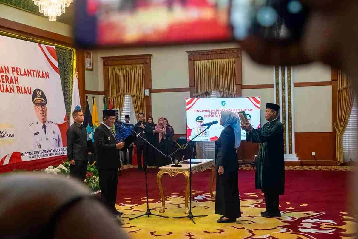 Lantik Sekda Kepri Definitif, Gubernur Kepri Pesan Perkuat Teknologi Digital dan Dorong Budaya Kerja Kolaboratif  KLIKREAD.COM, Tanjungpinang &ndash; Gubernur Kepri  Ansar Ahmad resmi melantik Misni sebagai Sekretaris Daerah (Sekda) definitif Provinsi Kepulauan Riau.  Untuk posisi Sekda Kepri ini dilakuka
