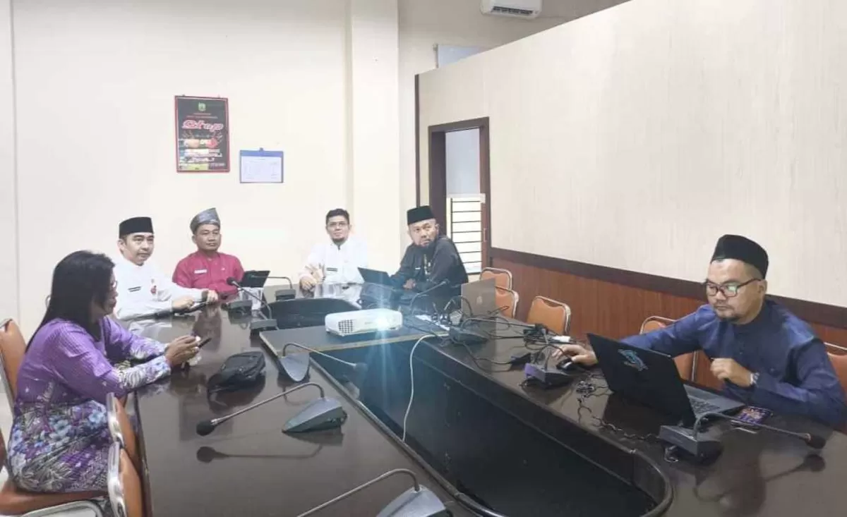 Disdagin Kota Tanjungpinang saat menghadiri rakor virtual bersama Kemendagri terkait langkah konkret pengendalian inflasi di daerah.(Foto:Diskominfo Tanjungpinang)