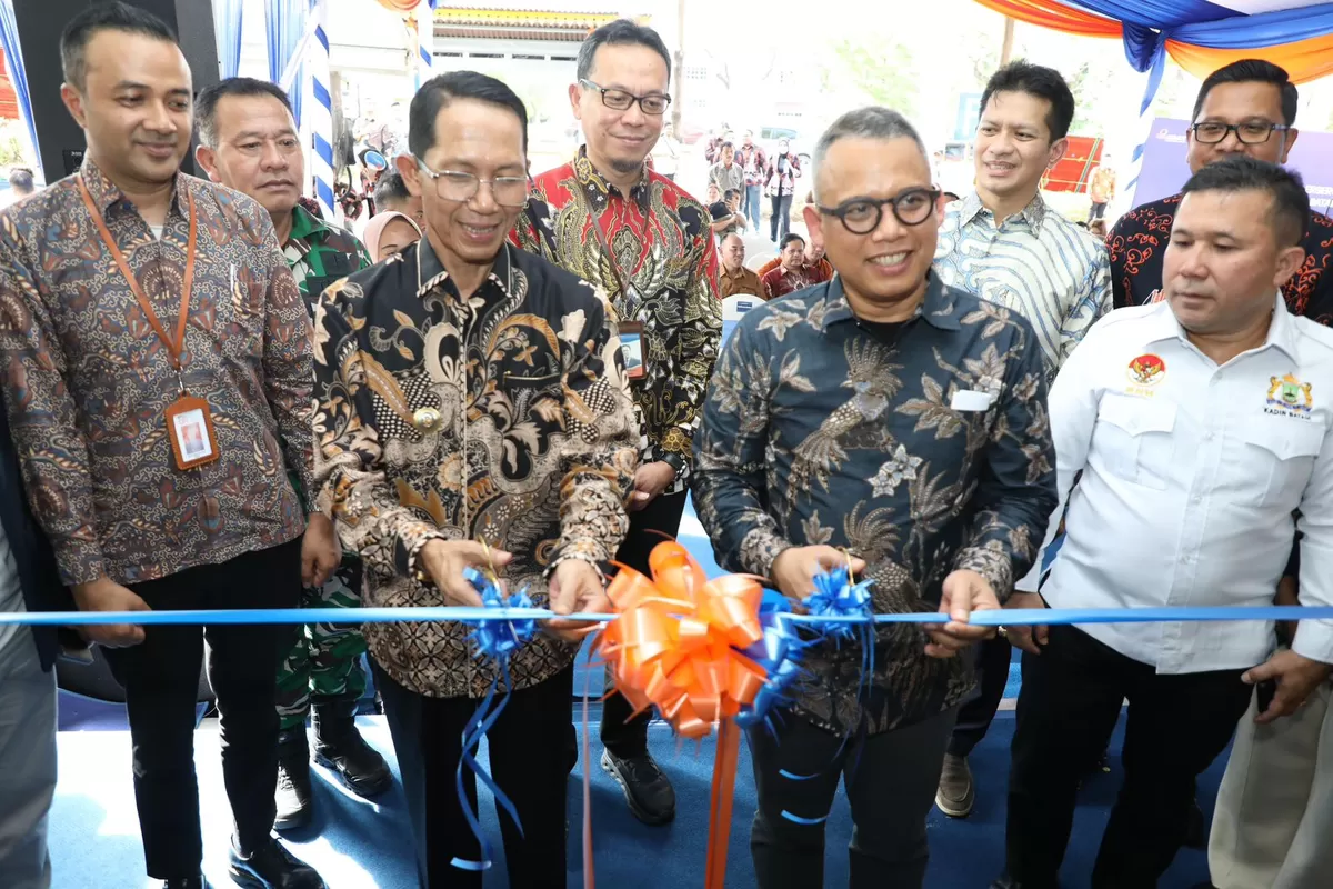 Walikota Batam Amsakar Achmad bersama Direktur Utama PT Bank Sumut, Heru Mardiansyah, melakukan gunting pita meresmikan kantor cabang Bank Sumut. (Foto:Diskominfo Batam)