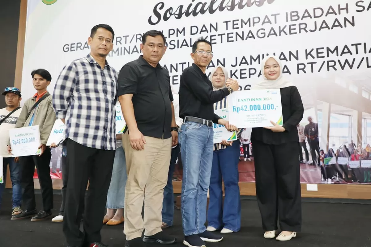 Walikota Batam, Amsakar Achmad, menyerahkan santunan kepada ahli waris saat silaturahmi dengan RT dan RW di Sagulung.(Foto:Diskominfo Batam)