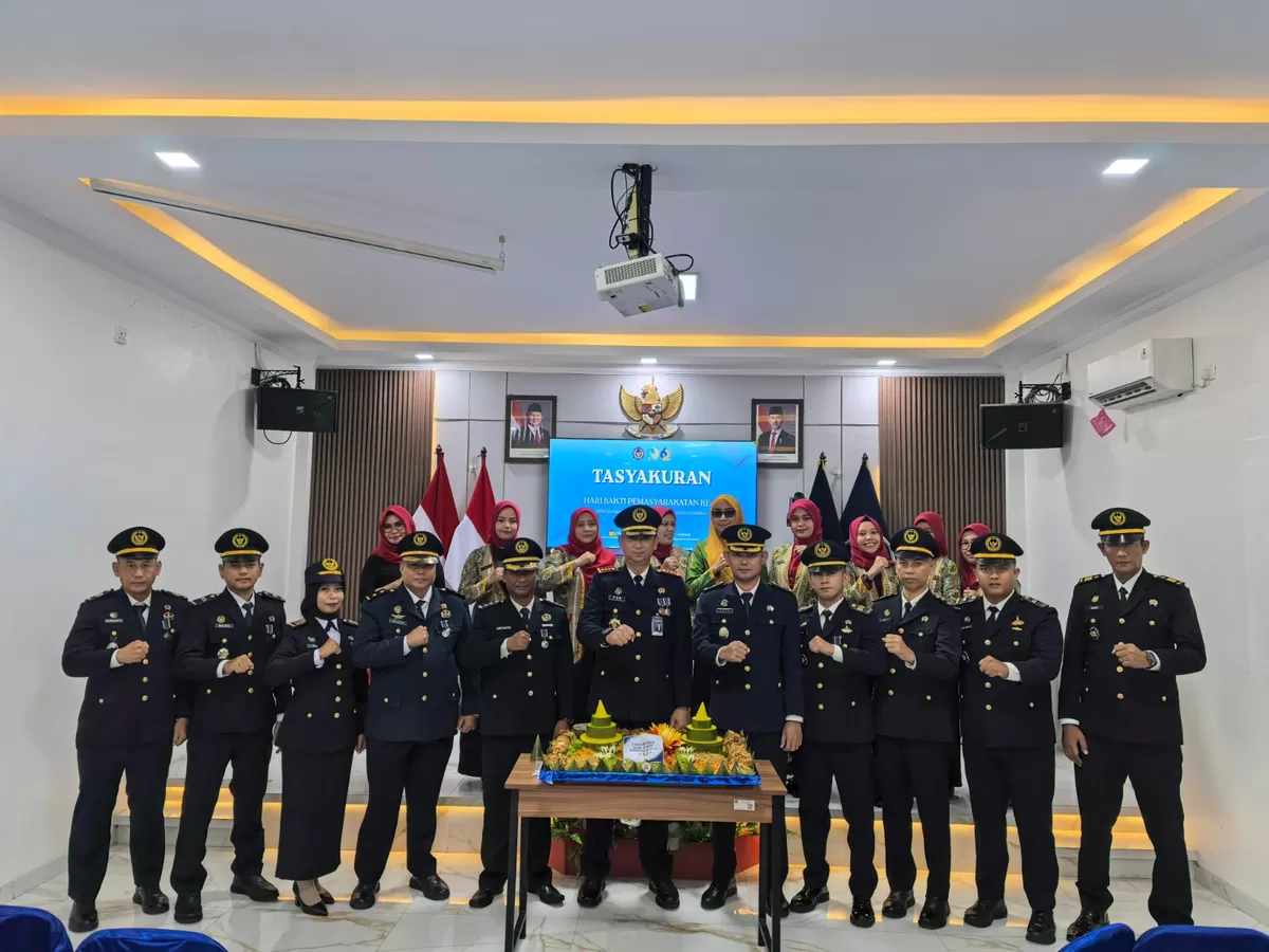 Kalapas Batam, Yosafat Rizanto photo bersama jajaran saat sesi pemotongan tumpang. (Muhammad Kamil)