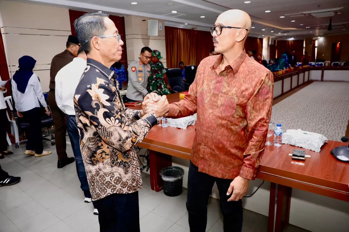Walikota Batam, Amsakar Achmad, berjabat tangan dengan Wakil Bupati Bangli, I Wayan Diar saat melakukan studi banding ke Kantor Pemko Batam. (Foto:Diskominfo Batam).