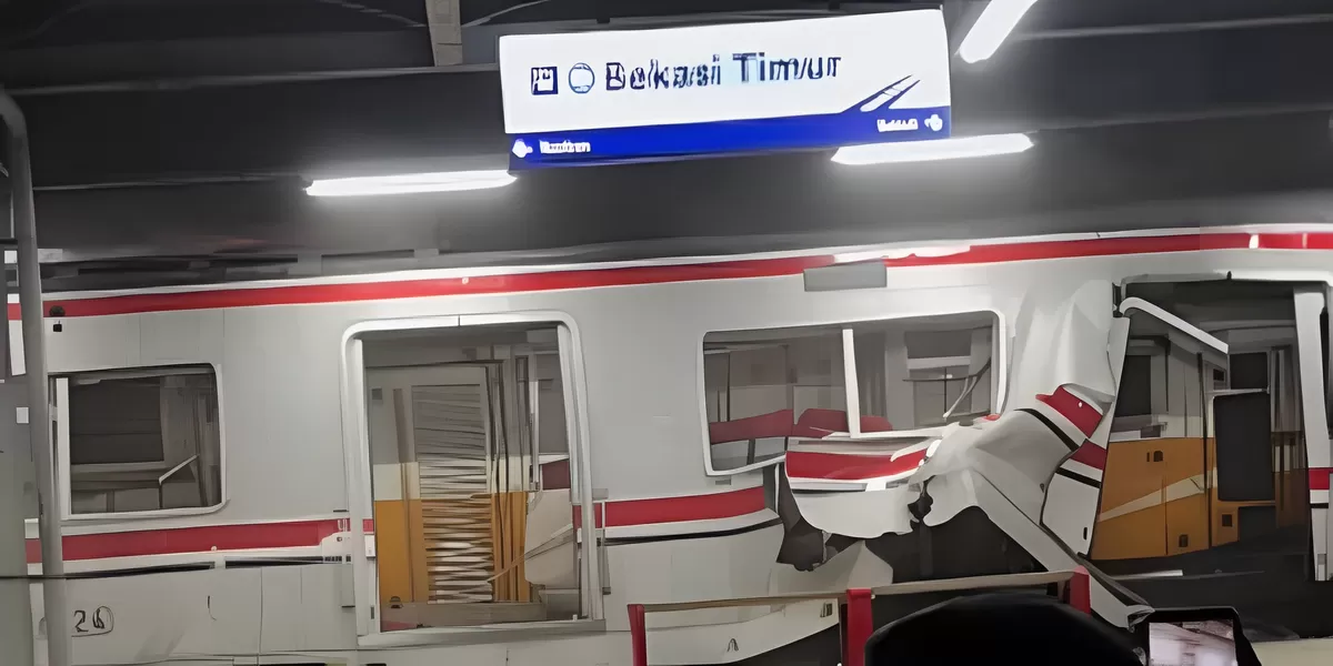 Menyoroti penuturan penumpang KRL usai kereta yang ditumpanginya tertabrak KA Argo Bromo di Stasiun Bekasi Timur. (Instagram.com/@ociedtiar)