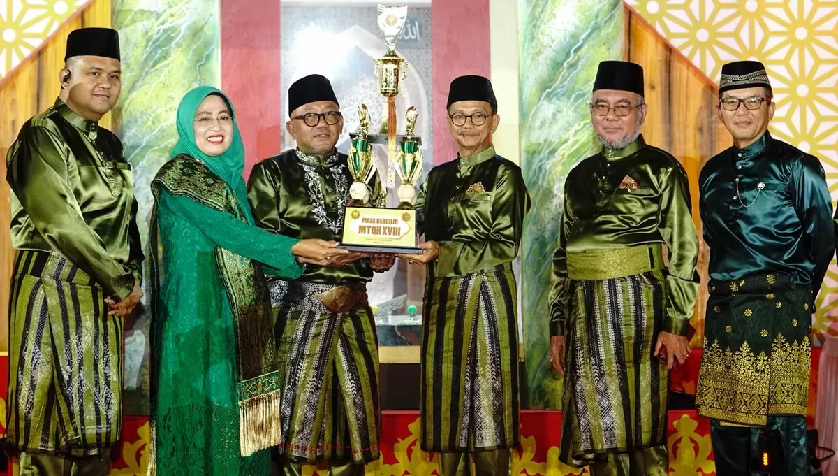 Sekda Provinsi Kepri, Misni, bersama Walikota dan Wakil Walikota Tanjungpinang foto bersama sambil memegang Piala Bergilir MTQH tingkat Kota Tanjungpinang. (Foto: Diskominfo Tanjungpinang)