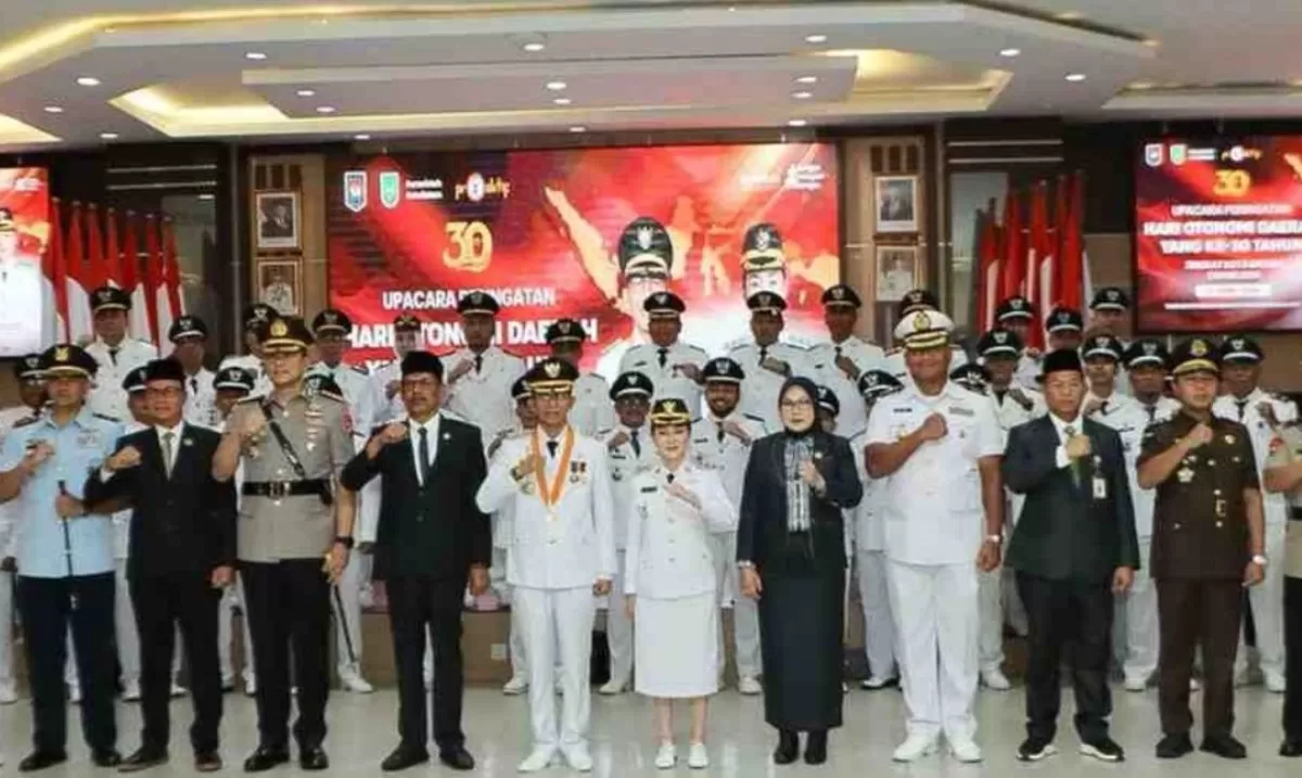 Ketua DPRD Kota Batam, Haji Muhammad Kamaluddin, dan Wakil Ketua I DPRD Kota Batam Haji Aweng Kurniawan dari Fraksi Partai Gerindra, menghadiri undangan Wali Kota Batam pada Upacara Bendera Peringatan Hari Otonomi Daerah ke-XXX