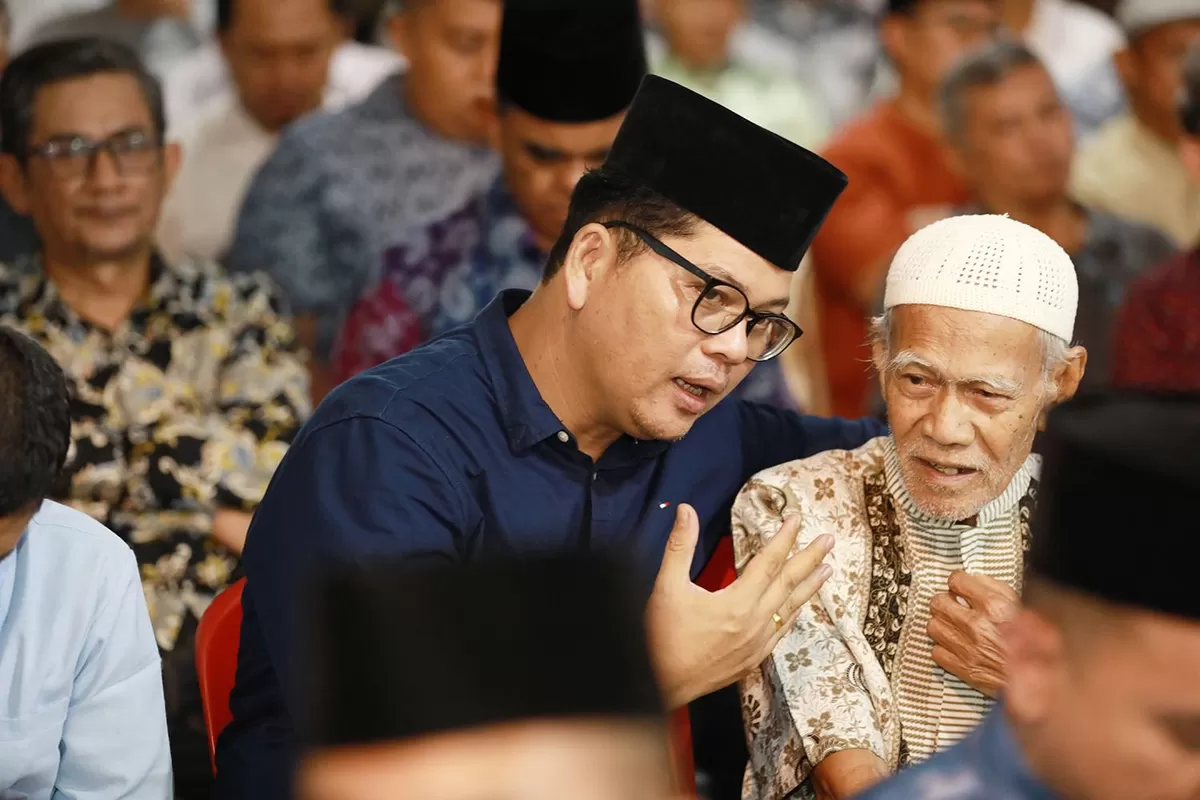  Kepala Diskominfo Batam, Rudi Panjaitan saat berbincang dengan tokoh masyarakat.(Dok: Diskominfo Batam)