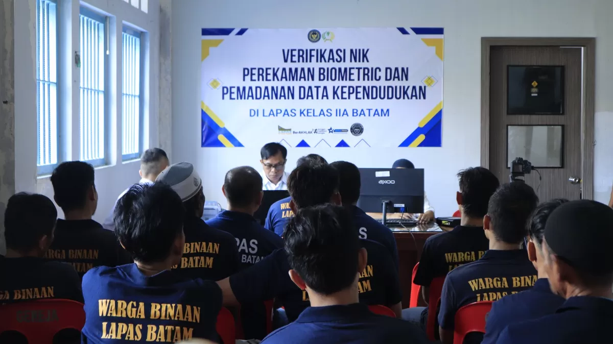 Konsep layanan "jemput bola", petugas Dukcapil hadir langsung untuk memastikan setiap tahanan dan narapidana memiliki data kependudukan di Lapas Batam (Muhammad Kamil)