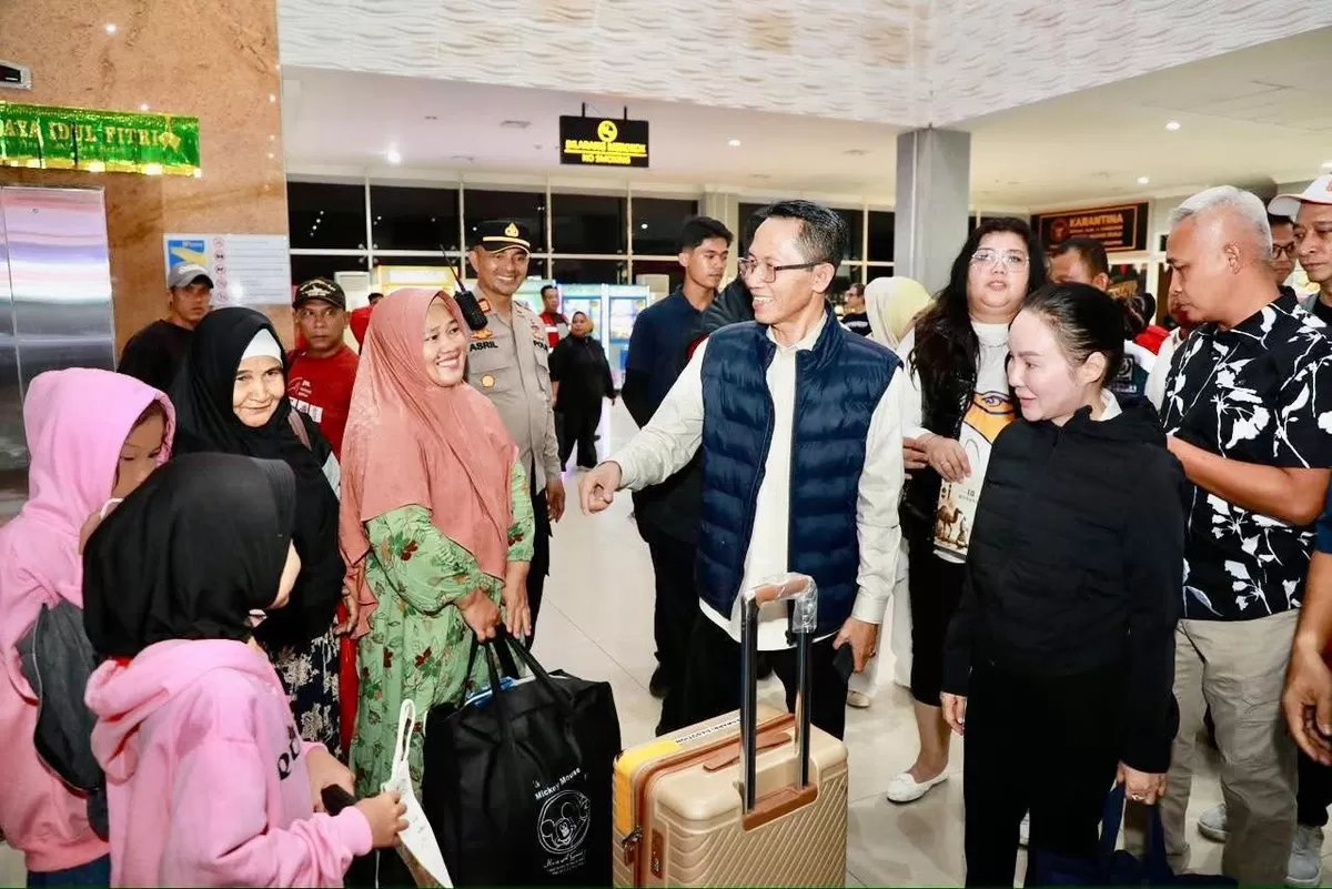 Wali Kota Batam, Amsakar Achmad, bersama Wakil Wali Kota Batam, Li Claudia Chandra, meninjau arus mudik, belum lama ini. (Humas Diskominfo Batam)