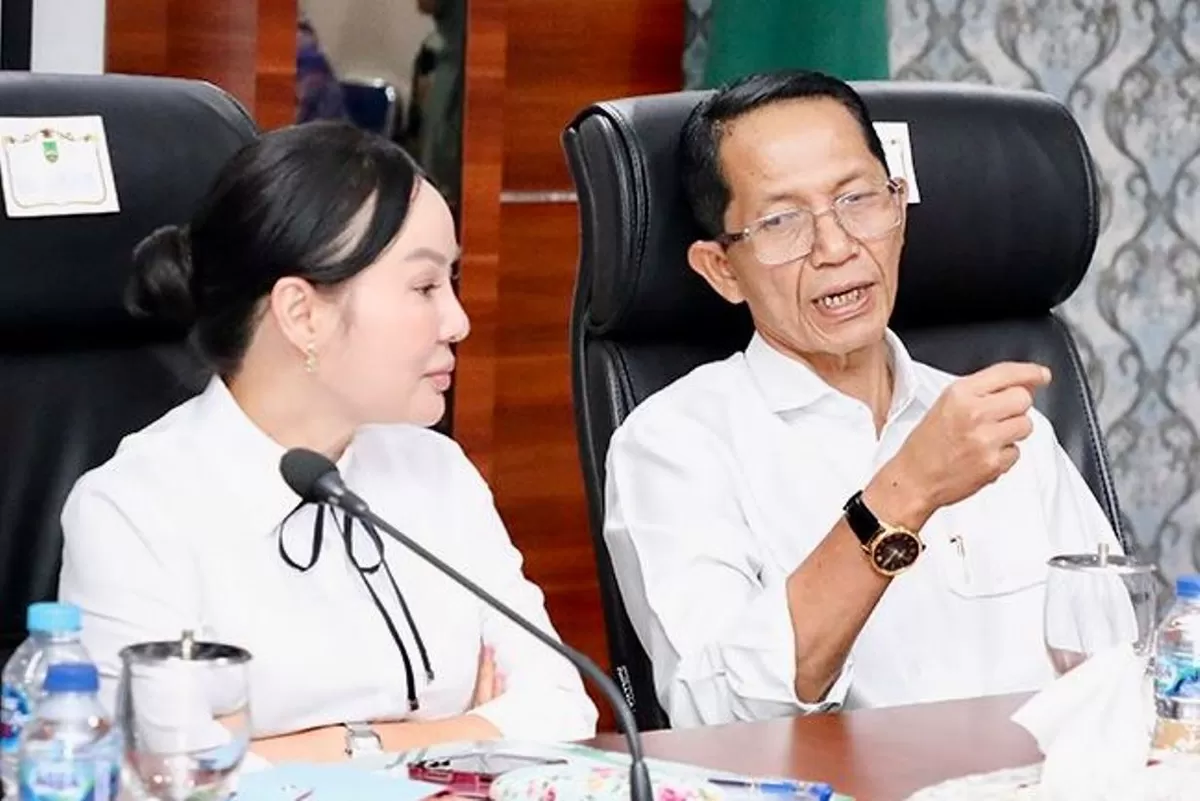 Walikota Batam Amsakar Achmad  didampingi Wakil Walikota Batam Li Claudia Chandra saat memimpin Rapat Pleno Finalisasi Pembahasan Usulan Revisi Peraturan Daerah Provinsi Kepri tentang RTRW Kepri 2017-2037.(Foto:Diskominfo Batam)