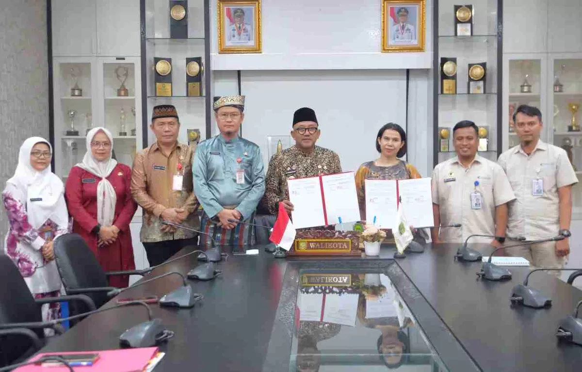 Walikota Tanjungpinang Lis Darmansyah foto bersama Kepala Kanwil KemenHAM wilayah kerja Sumut dan Kepri, Dr. Flora Nainggolan usia penandatangan pinjam pakai aset daerah.(Foto:Diskominfo Tanjungpinang)