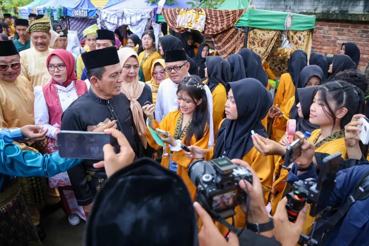Gubernur Kepri Ansar Ahmad berbaur bersama siswa-siswi dan guru usai memimpin upacara peringatan Hardiknas di SMKN 1 Tanjungpinang. (Foto:Diskominfo Kepri)