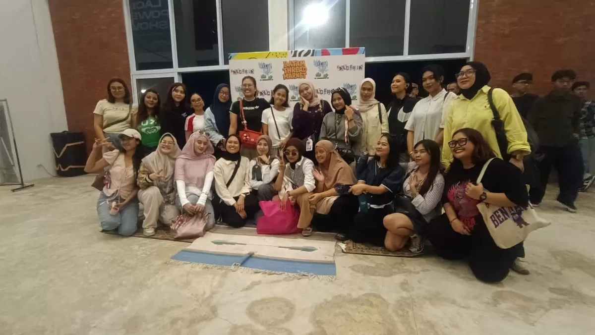 Tenant UMKM Kalceria serta pengelola PIM photo bersama saat malam penutupan , Minggu 4 Mei 2026. (Ria Friska)