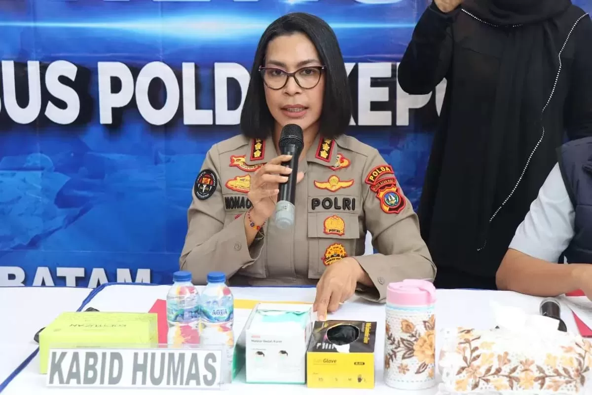 Kabid Humas Polda Kepri Kombes Pol. Dr. Nona Pricillia Ohei, menyampaikan kepada wartawan atas keberhasilan Krimsus Polda Kepri mengagalkan upaya penyeludupan barang bekas inpor di Pelabuhan Internasional Batam Center. (Humas Polda Kepri)