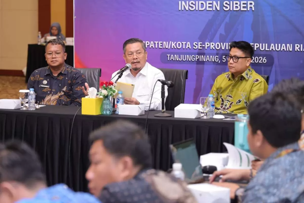 Staf Ahli Bidang Pemerintahan dan Hukum Provinsi Kepri Sardison, didampingi Kadis Kominfo Kepri Hendri Kurniadi dalam kegiatan Asistensi Pembentukan TTIS dan Bimtek Penanganan Insiden Siber Tahun 2026. (Foto:Diskominfo Kepri)