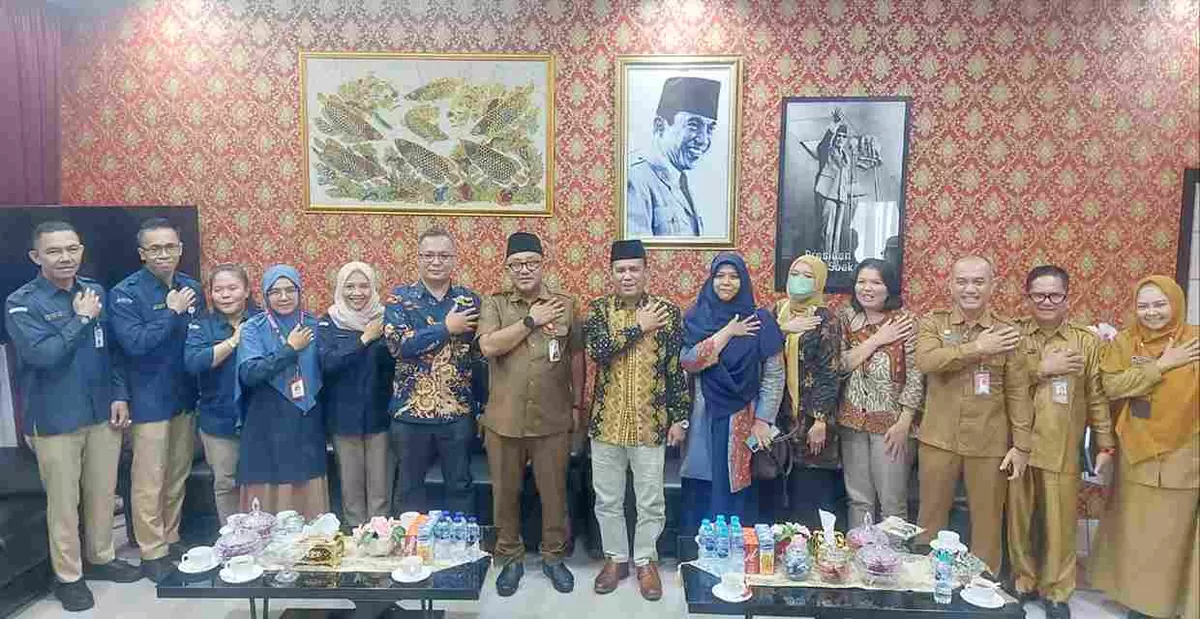 Walikota Tanjungpinang Lis Darmansyah foto bersama saat menerima kunjungan silaturahmi Ketua beserta Komisioner dan Sekretaris KPUD Kota Tanjungpinang. (Foto:Diskominfo Tanjungpinang)