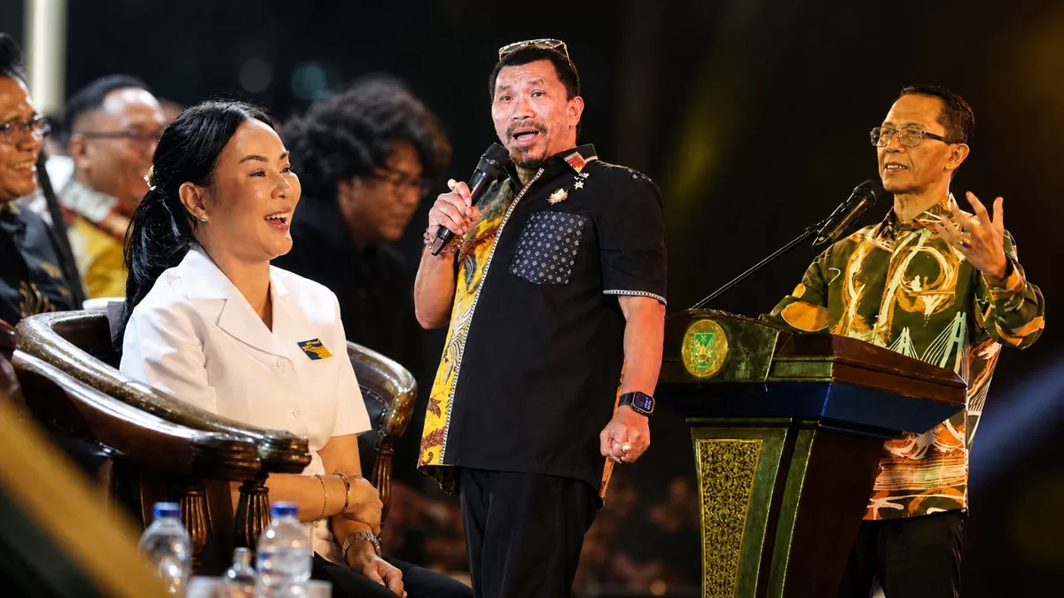Walikota dan Wakil Walikota Batam, Amsakar Achmad dan Li Claudia Chandra, hadir dalam kemeriahan Perayaan Paskah Oikumene tingkat Kota Batam 2026 di Dataran Engku Putri, Batamcentre.(Foto:Diskominfo Batam)