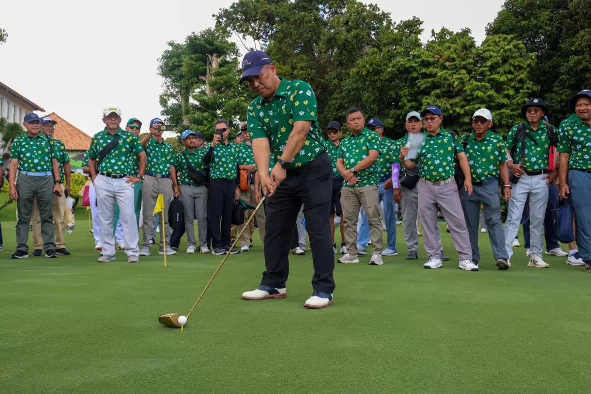  Wagub Nyanyang Haris Pratamura melakukan pukulan pertama (tee off) penanda dibukanya Batam&ndash;Bintan Golf Tournament 2026 yang digelar di Ria Bintan Golf Club. (Foto:Diskominfo Kepri)