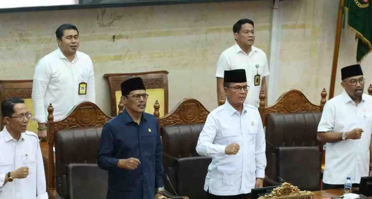 Dengan mengetok palu satu kali, Kamaluddin secara resmi menyatakan penutupan Masa Persidangan II Tahun Sidang 2026 DPRD Kota Batam. (humas dprd batam)