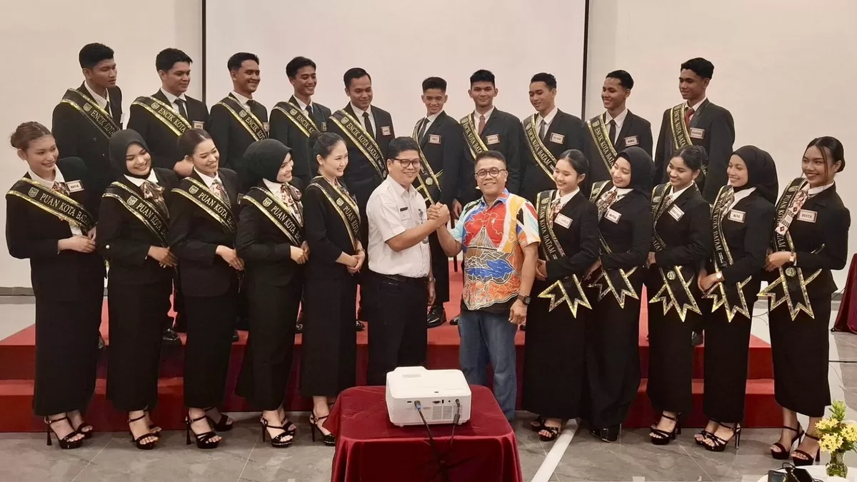  Kepala Diskominfo Batam, Rudi Panjaitan, foto bersama Kepala Disbudpar Batam, Ardiwinata, dan 20 Finalis Duta Wisata Batam 2026.(Foto:Diskominfo Batam)