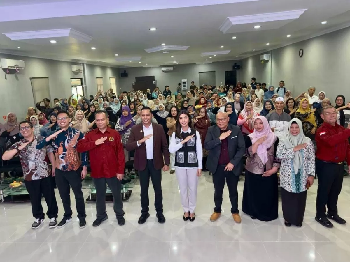 Foto bersama saat pembukaan pelatihan kemampuan AI bagi pelaku usaha UMKM di Batam digelar di Kampus Unrika Batam.(Foto: Humas Dinas Koperasi dan UMKM Kepri)