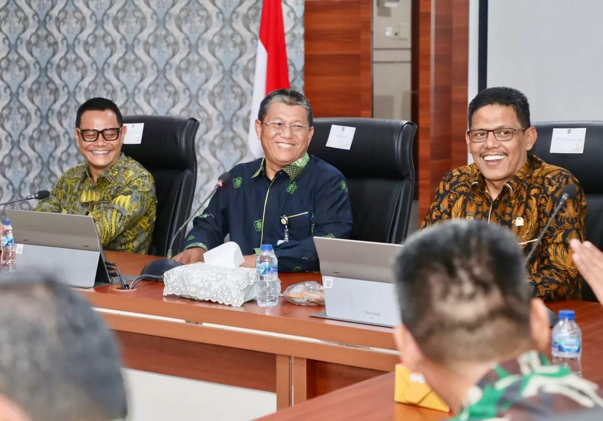 Sekda Batam, Firmansyah, bersama Ketua DPRD Batam, Muhammad Kamaludin, menerima kunjungan Forkopimda Kabupaten Paser di Kantor Walikota Batam. (Foto:Diskominfo Batam)