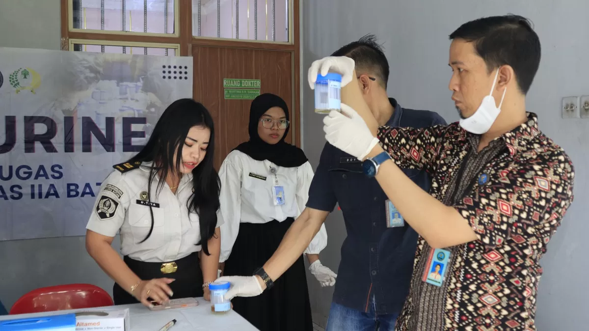 Petugas Lapas memperlihatkan hasil tes urine Jum'at 8 Mei 2026. (Humas Lapas Batam)