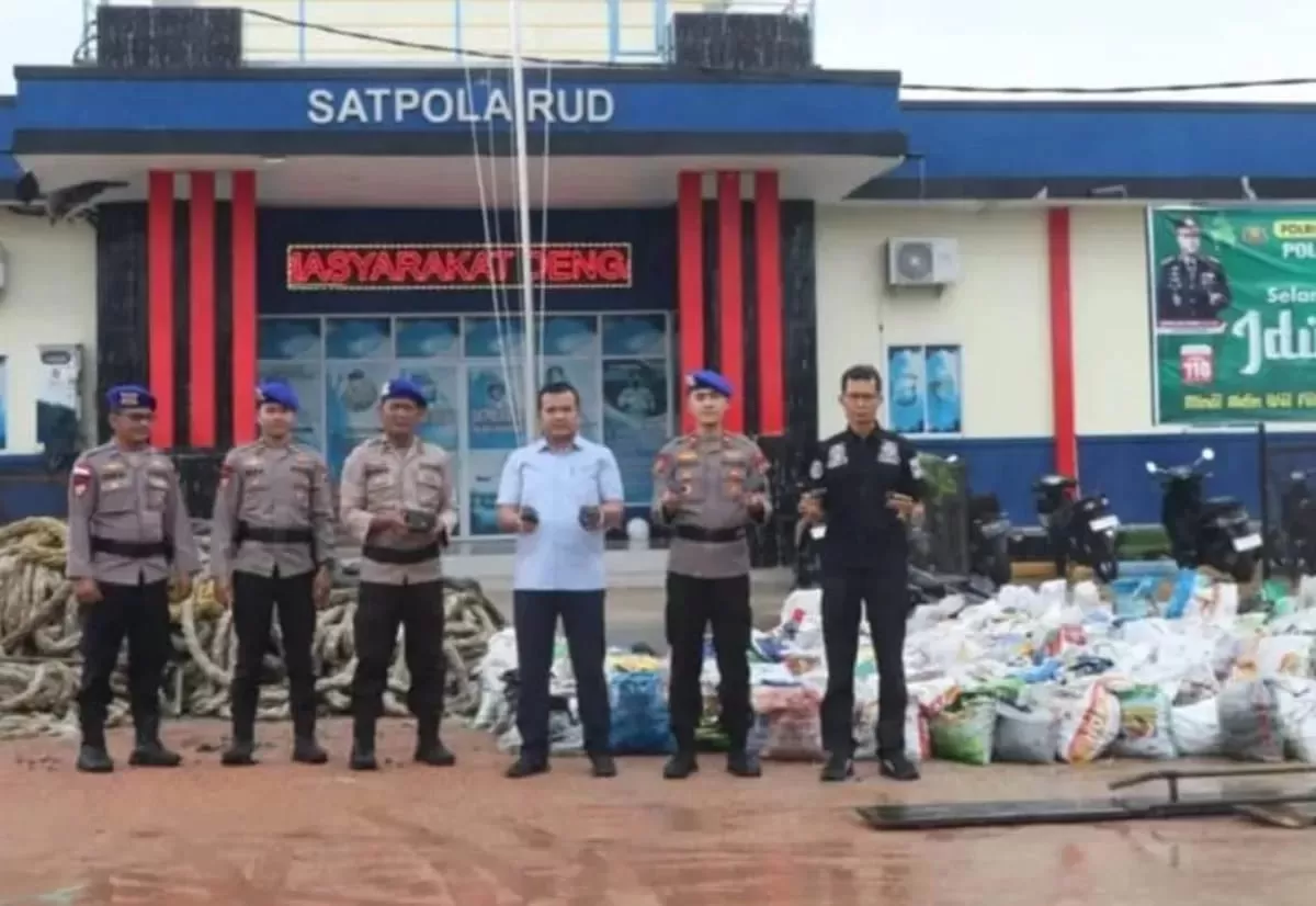 Satpolairud Polres Karimun, Kepri, saat menggelar konferensi pers pengungkapan kasus penyelundupan 9,5 ton timah ilegal. (Humas Polresta Karimun)