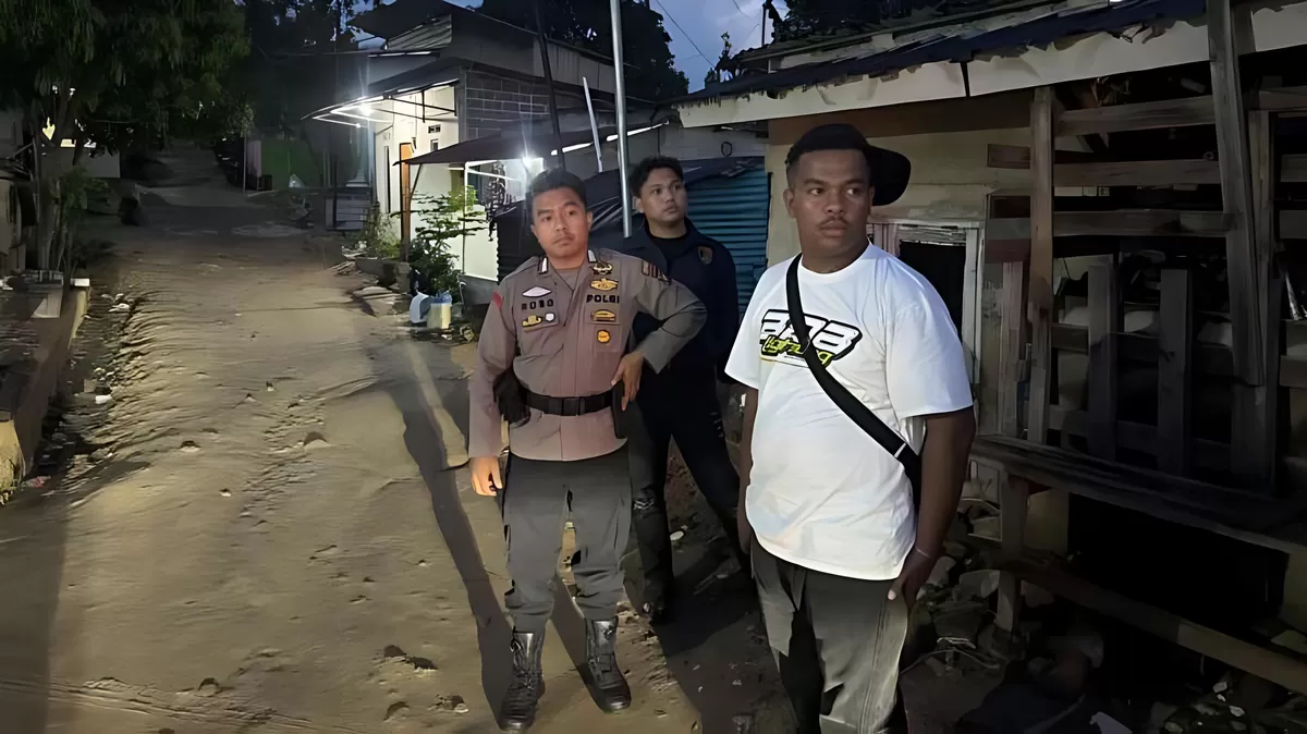 Tim kepolisian Polsek Batam Kota saat mendokumentasikan kegiatan serta berkeliling memastikan suasana tetap kondusif. (Humas Polsek Batam Kota)