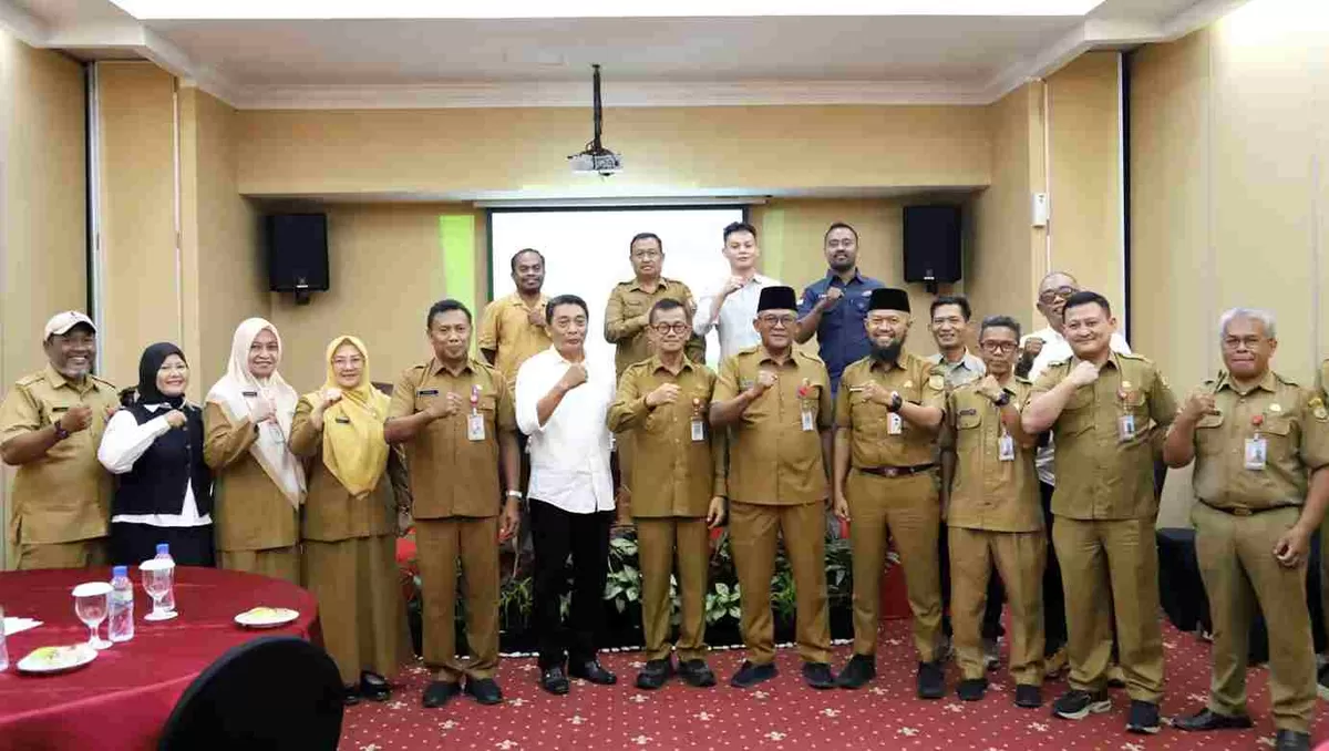 Wawako Raja Ariza foto bersama peserta Advokasi Strategis Building Awareness and Mobilizing Domestic Resources Workshop for Sustainability of HIV Program. (Foto:Diskominfo Tanjungpinang)