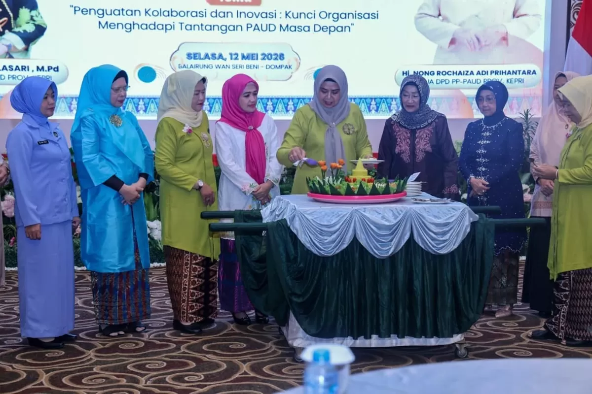 Penasihat DPD PP PAUD Provinsi Kepri, Dewi Kumalasari Ansar memotong tumpeng pada peringatan ke 69 Tahun PP PAUD Provinsi Kepri. (Foto:Diskominfo Kepri)